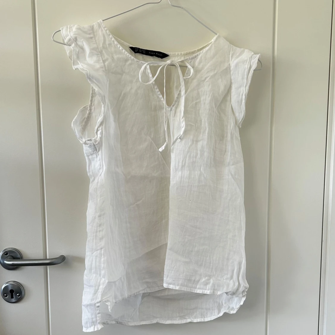 Vit linnetopp med knyt från Zara Basic