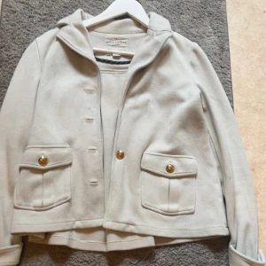 Kavaj kappa. Skit snyggt och billig - Snygg vit kavajjacka från Holly & Whyte, den är även en vintage jacka och finns ej kvar i Äffarer jätte varm och snygg kappa iför hösten!!!. 