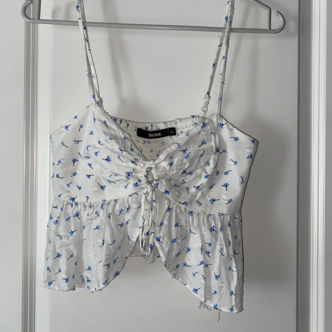 Vit blommig linnetopp från Bik Bok