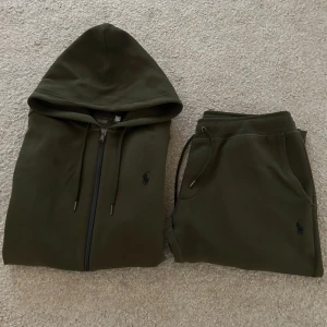 Ralph Lauren tracksuit  - Säljer en fin olivgrön tracksuit från polo Ralph Lauren till ett mycket bra pris! Storlek M kan även passa dig som har S! Väldigt bra skick, pris kan sänkas vid snabb affär. Skriv för intresse!
