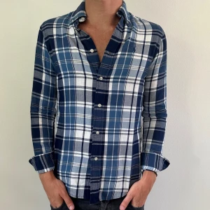 Ralph lauren skjorta  - En as schysst skjorta från Ralph lauren. Storlek Xs och modellen på bilden är ca 182 cm. Fint skick, köp för endast 499kr.  