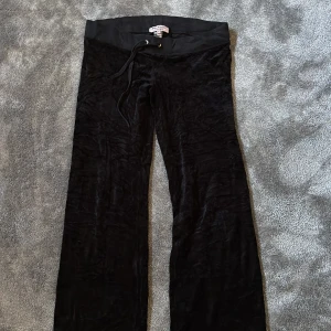 Svarta velourbyxor Juicy Couture  - Svarta vintage mjukisbyxor från Juicy Couture i velour med resår och snörning i midjan. Byxorna är i strl M men passar även S. Finns även matchande överdel i min profil.