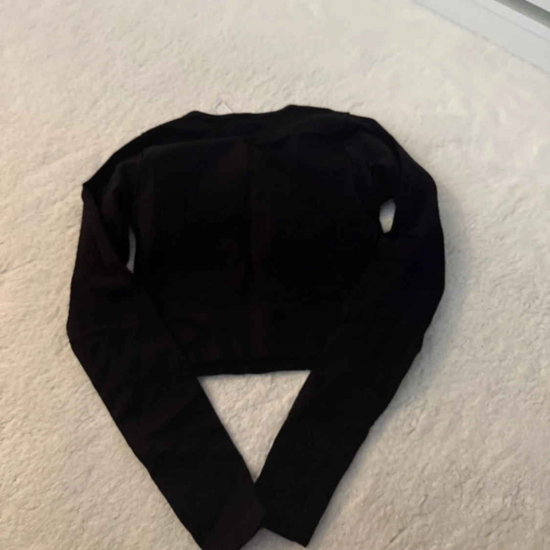 Svart croppad långärmad topp Divided - 2