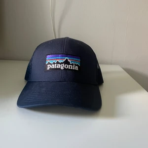 Mörkblå patagonia keps - Säljer nu min mörkblå patagonia keps då jag aldrig använder den. Kepsen är använd Max 2-3 gånger och är därför i ett mycket bra skick.