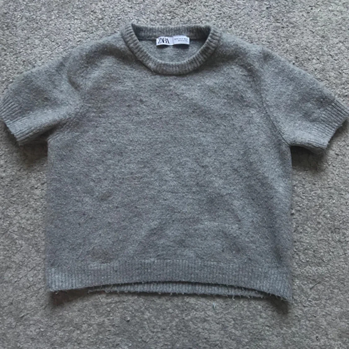 Grå stickad kortärmad tröja Zara