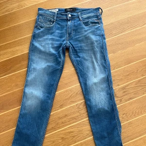 Rplay jeans anbass 573 bio - Tja! Säljer ett par klassiska blå jeans från Replay. Väldigt sköna att använda och dessutom i ett mycket bra skick. Nypriss på dessa 1200. Vid frågor elr diskussion angående pris bara att höra av er!