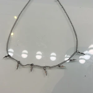 Silverfärgat halsband med blixtberlocker - Ett silvrigt kedjehalsband med små glittrande blixstrar!!☺️