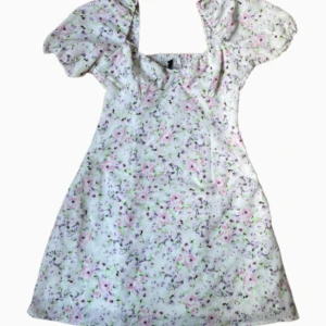 Blommig kortklänning med puffärmar från H&M Divided - Supersöt kortklänning från H&M med blommigt mönster. Klänningen har puffiga kortärmar och sitter skit snyggt.  Perfekt för sommarens alla tillfällen! 