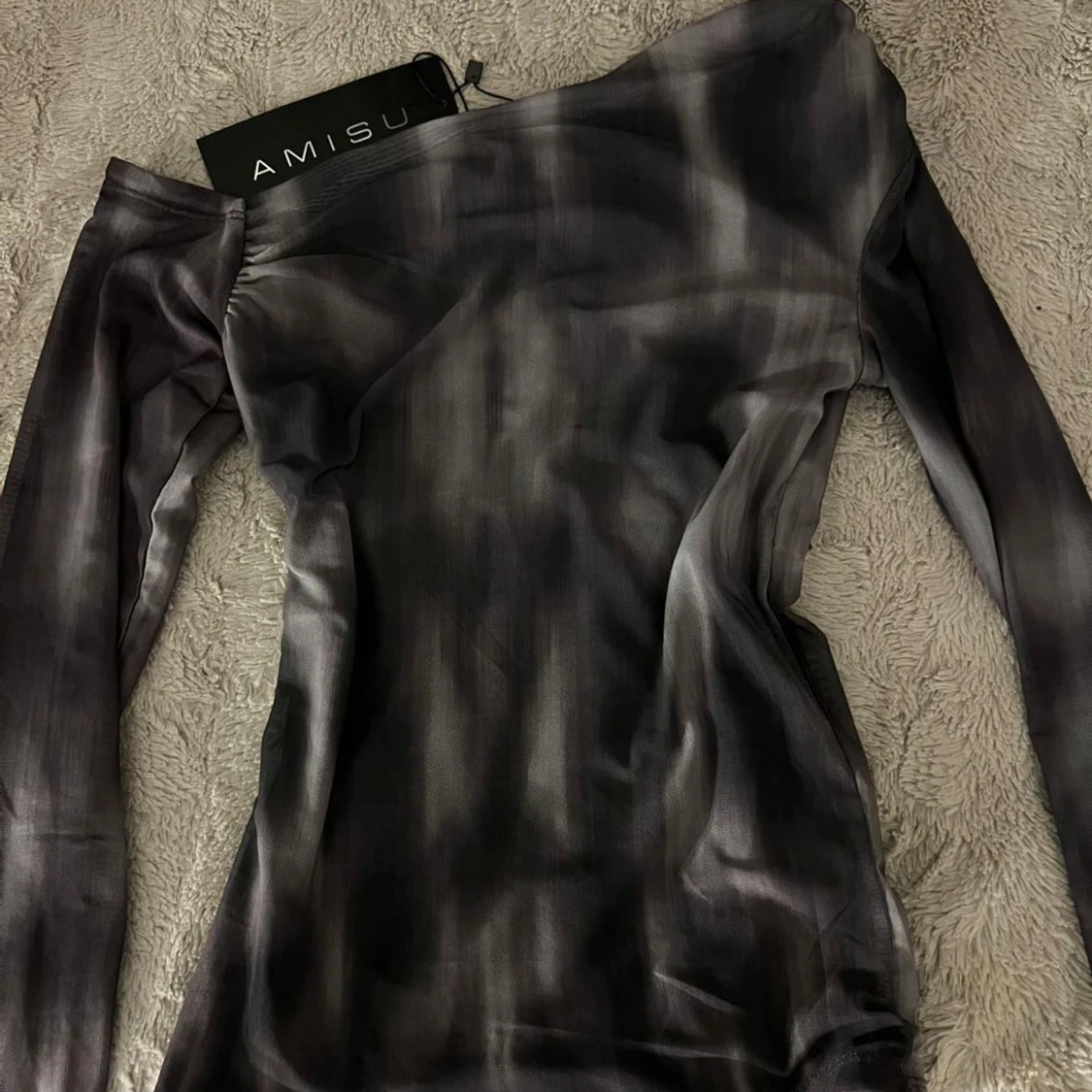 Svart offshoulder topp från Amisu