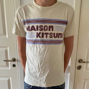 Maison kitsuné T-shirt  - Regular fit. Storlek M. Mycket bra skick. Pris går att diskutera.