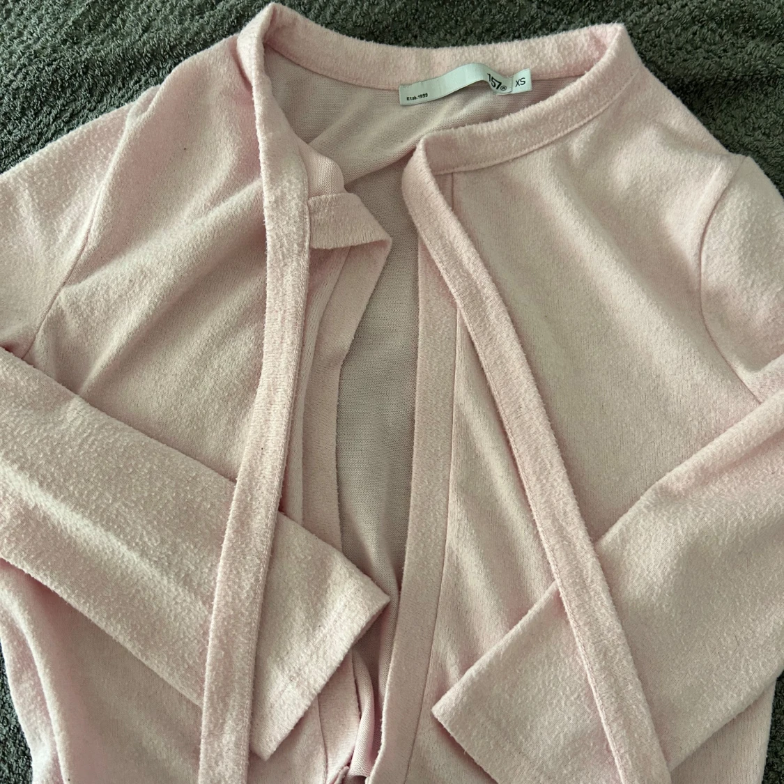 Ljusrosa kofta med rosett från 157 - 2