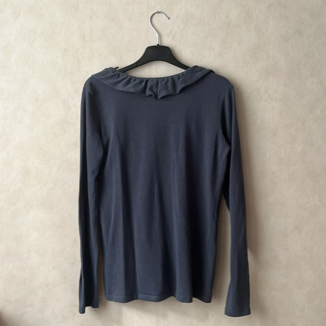 Mörkblå volangtröja  - 1