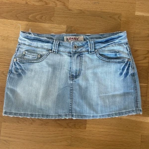 Vintage ljusblå jeanskjol med slitdetaljer - Storlek 29, mycket fint skick, midjemått ca 38 cm🩵