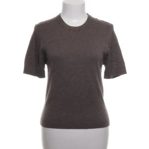 Stickad T-shirt - Fin stickad T-shirt ifrån Gina, aldrig använd.