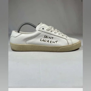Saint Laurent vita sneakers i skinn - YSL skor, riktigt feta och mycket bra skick. Bara skorna! Priset kan diskuteras 