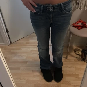 snygga lågmidjade jeans - så snygga mörkblåa jeans med dubbelknappar och knappar på fickorna på rumpan💕 köpte för cirka 4 månader och har bara använt fåtal gånger! Dom är lite slitna nertill om du vinn ha bild är det bara att skriva 💓💓pris kan alltid diskuteras!