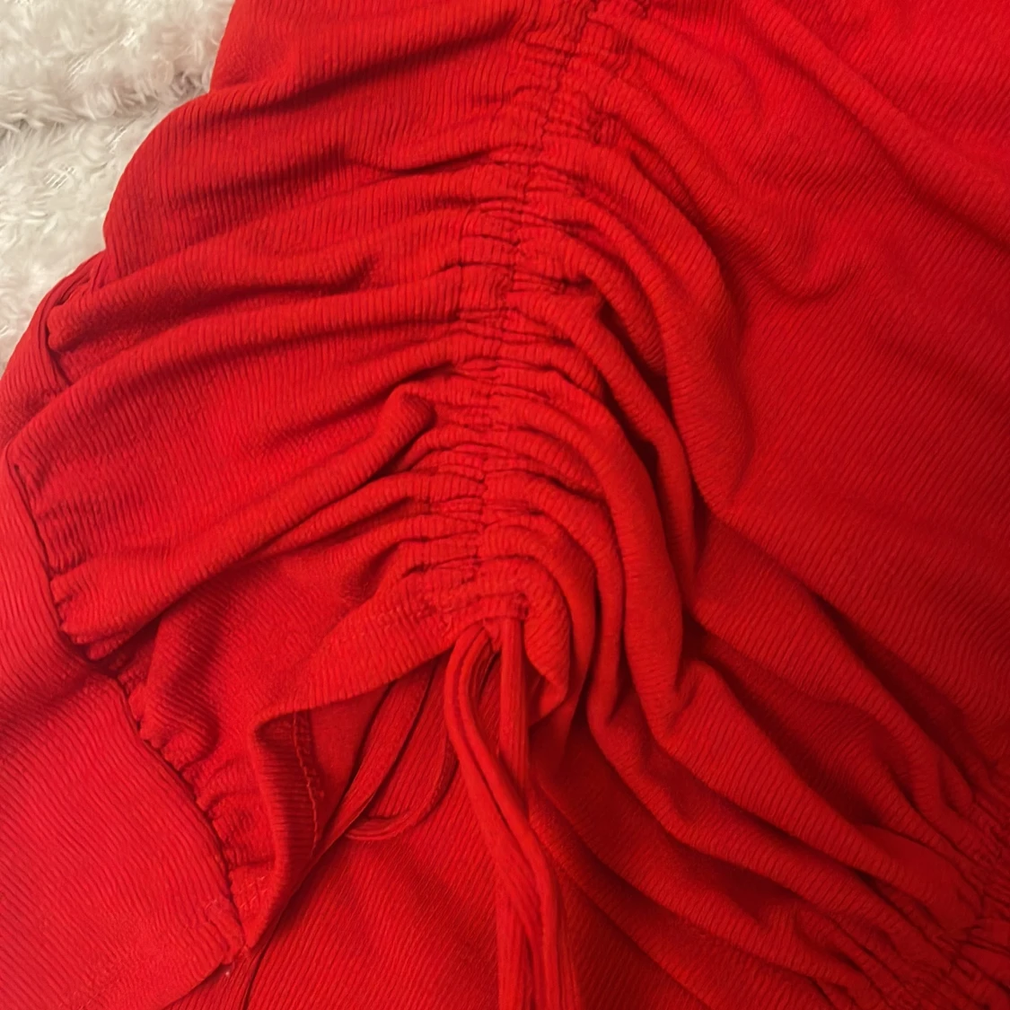 Röd kortklänning med snörning - 2