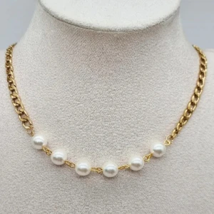 Handgjort halsband  - Stilrent halsband med chunky guldfärgad kedja och sju vita pärlor framtill. Längd-40cm