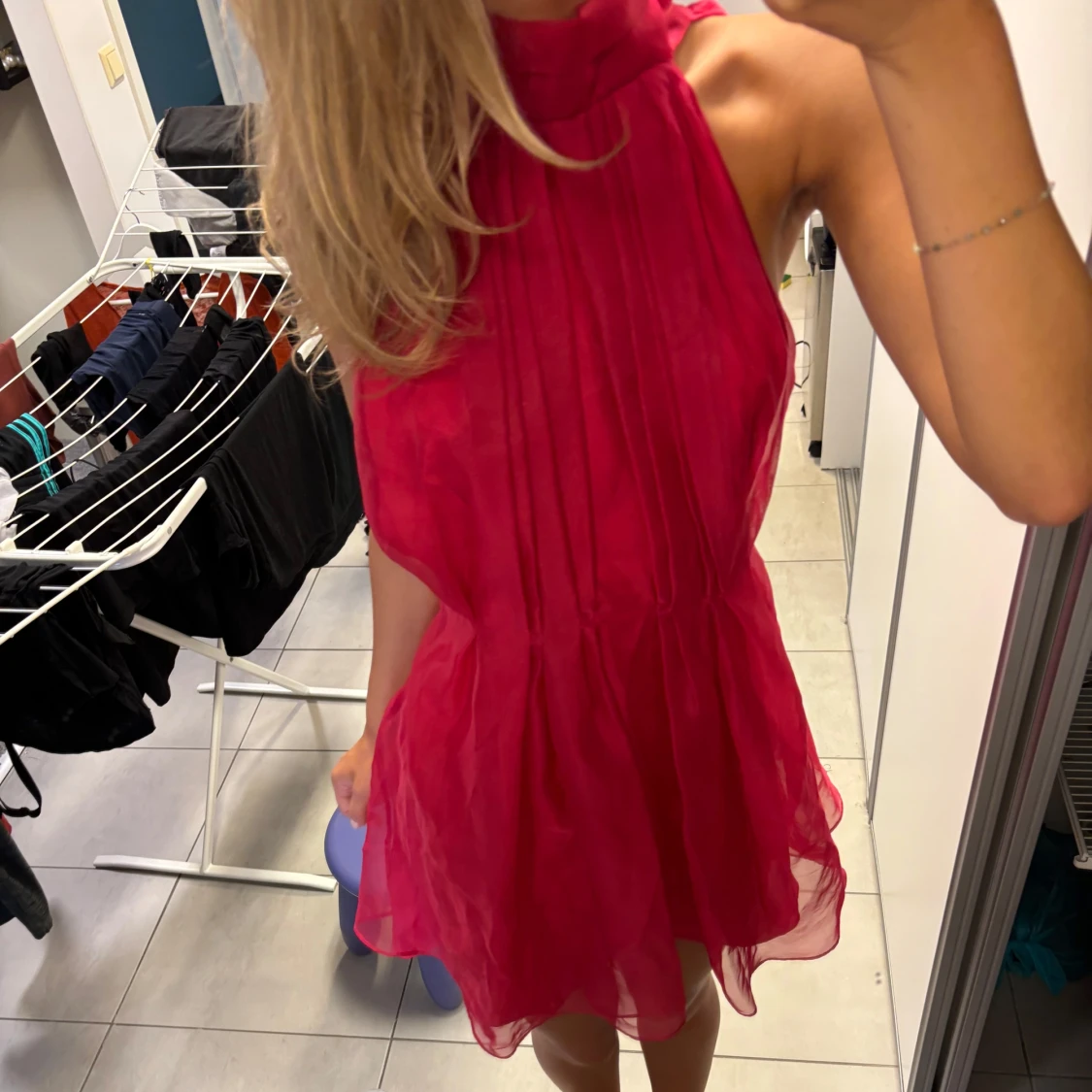 Rosa kort klänning med öppen rygg