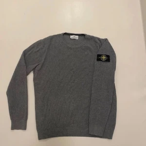 Grå stickad Stone Island tröja - Stone island tröja i väldigt fint skick. Kontakta vid fundering.