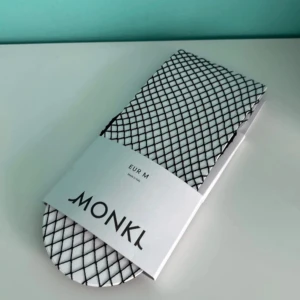 Svarta nätstrumpbyxor från Monki - Svarta nätstrumpbyxor från Monki i storlek M. Perfekta att styla med shorts, kjol eller klänning. Helt som nya. Förpackningen är inte öppnad, därför som nya. Resår i midjan och diamantformat mönster. 