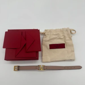 VALENTINO ARMBAND - Valentino armband - Tillbehör: Allt på bilden - Skick: 9,5/10 - Nypris ca 3500 - deluxecloset 