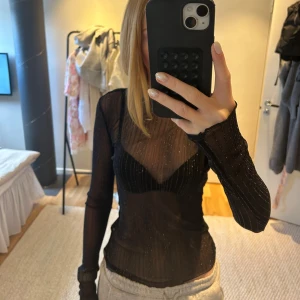 Svart glittrig mech topp - Superfin, men kommer tyvärr inte till användning. Använd en gång, så den är som ny. Passar xs-m då den är väldigt stretchig.