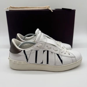 VALENTINO SNEAKERS - Valentino sneakers - Skick: 9/10 - Storlek 40 sitter som 41 - Tillbehör: Inget utöver skorna - Nypris 7700kr - Deluxecloset 