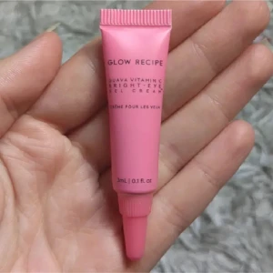 Glow Recipe Bright-Eye Gel Cream - Glow Recipe Guava Vitamin C Bright-Eye Gel Cream i en söt rosa tub. Perfekt för att pigga upp ögonområdet med en lätt geltextur. Smidig att ta med i väskan och enkel att applicera tack vare den smala spetsen. Aldrig använt ☺️