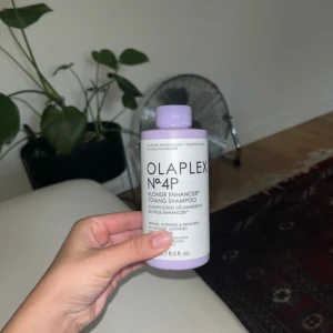 Olaplex No.4P Blonde Enhancer Shampoo - Olaplex No.4P Blonde Enhancer Toning Shampoo i en snygg ljuslila plastflaska. Perfekt för dig med blont eller blekt hår som vill få bort gula toner och få ett klarare resultat. Innehåller 250 ml och har en praktisk snäpplock. Endast testad på 2-3 slingor så nästan allt är kvar!