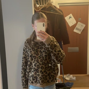 Leopardmönstrad stickad tröja H&M - Super fin stickad leopard tröja från hm i storlek 158/164 men som sitter som xs/s! Köpte tröjan för 200kr. Skriv om ni har intresse!
