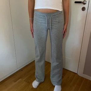 Grå lågmidjade mjukisbyxor! - Ett par grå lågmidjade mjukisbyxor. Bra skick och endast använd ett par gånger! 💗