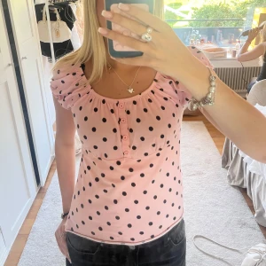 Rosa prickig topp - Supersöt rosa blus med svarta prickar💕