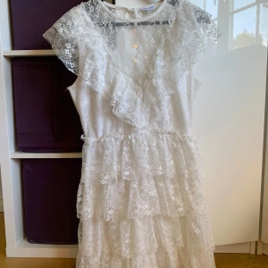 Vit spetsklänning från Bubbleroom M - Säljer nu min examens klänning. Det finns inga smuts fläckar och den är i perfekt skick. Den är från bubbelroom och är i storlek M. Skriv gärna om du undrar något 