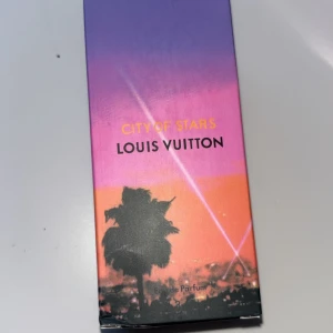 Louis Vuitton City of Stars parfym 100ml PRISFÖRSLAG - Exklusiv parfym från Louis Vuitton, City of Stars, 100ml Eau de Parfum. Perfekt för dig som gillar lyxiga dofter. Lämna vänligen en prisförslag