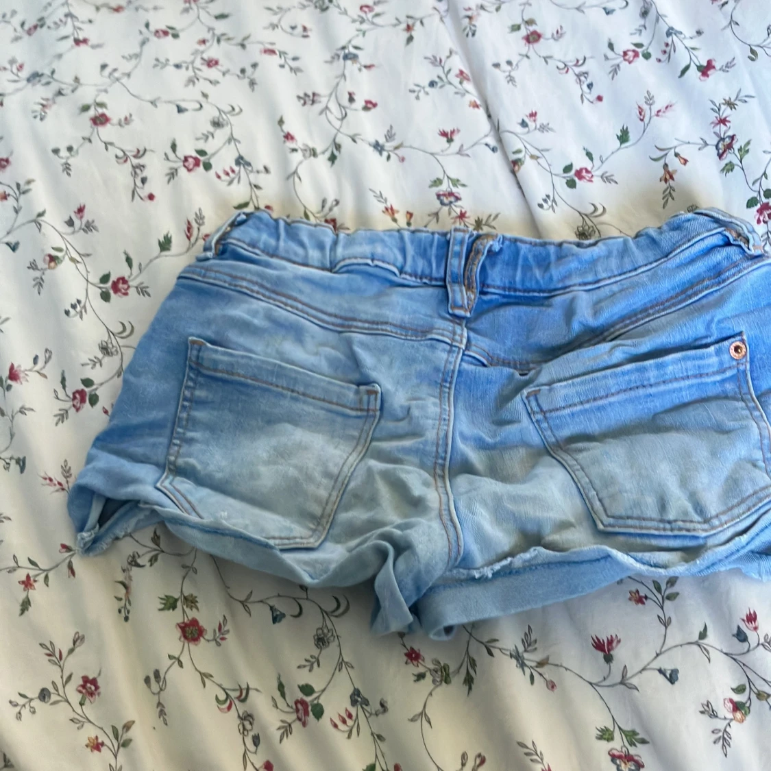 Ljusblå jeansshorts i strl 146 - 1