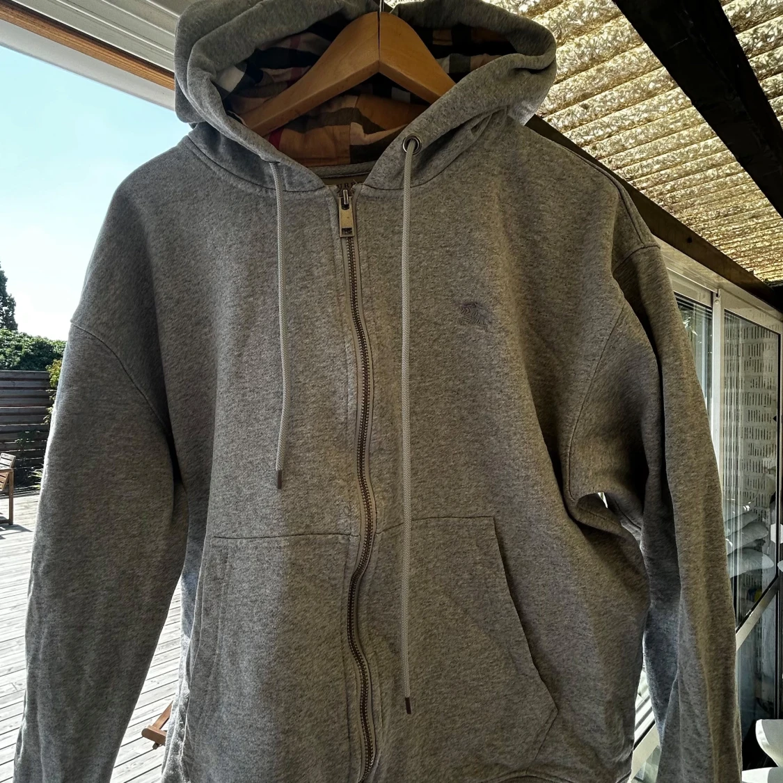 Grå hoodie från Burberry med dragkedja - 1