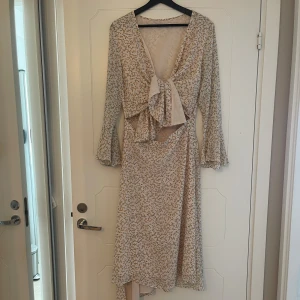 Adoore Riviera Dress - Säljer nu min fina ”Adoore Riviera Dress”. Väl omhändertagen och i mycket gott skick. Storlek 40.  Klänningen är liten i storleken så man bör gå upp en storlek. Nypris 1700kr. 