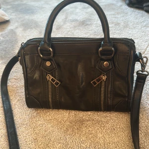 Svart handväska  - Köpt utomlands