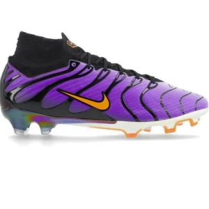 Mercurial Superfly 9 Elite FG TN - Säljer ett par grymma Nike fotbollsskor med lila och svart ovandel, orange swoosh och detaljer. Skorna har snörning, hög strumpliknande krage och en cool, iriserande sula med orange dobbar. Materialet är syntet och designen är riktigt sportig och modern. Finns i storlek 41-43