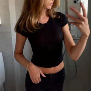 Svart T-shirt - Svart T-shirt i tunnt tyg från Zara. Stretchigt material och är pyyyyyttelite genomskinlig, typ lika mycket som den klassiska intimissimi-tröjan. Storlek S 🪩💗🥰