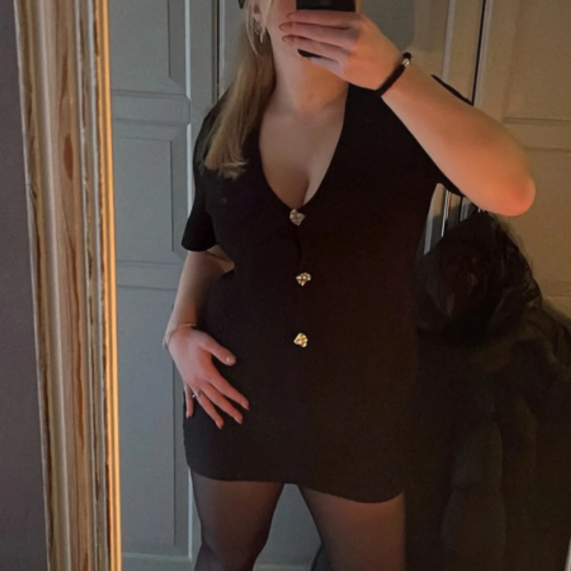 Svart topp med v-ringning