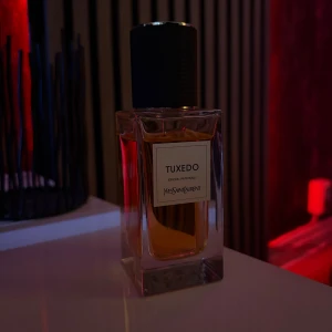 Yves Saint Laurent Tuxedo  - Riktigt fin parfym från YSL privateline. Förvarats mörkt o kyligt. Mängd ser ni på bilden, skulle säga runt 65/75ml. Skriv gärna till mig vid fler funderingar. Priset är ej hugget i sten, kan gå med på lägre vid snabb affär.