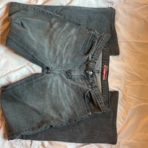 Svarta jeans från only - Uppsydda längst ner se första bilden, bra skick i övrigt🤗 Passar som M 