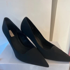 Svarta pumps  - Strl 41