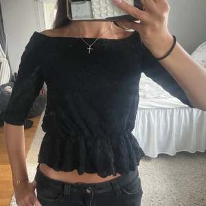 Svart spetsblus från BikBok XS - Supersöt svart blus från BikBok i storlek XS. Materialet är spets💕