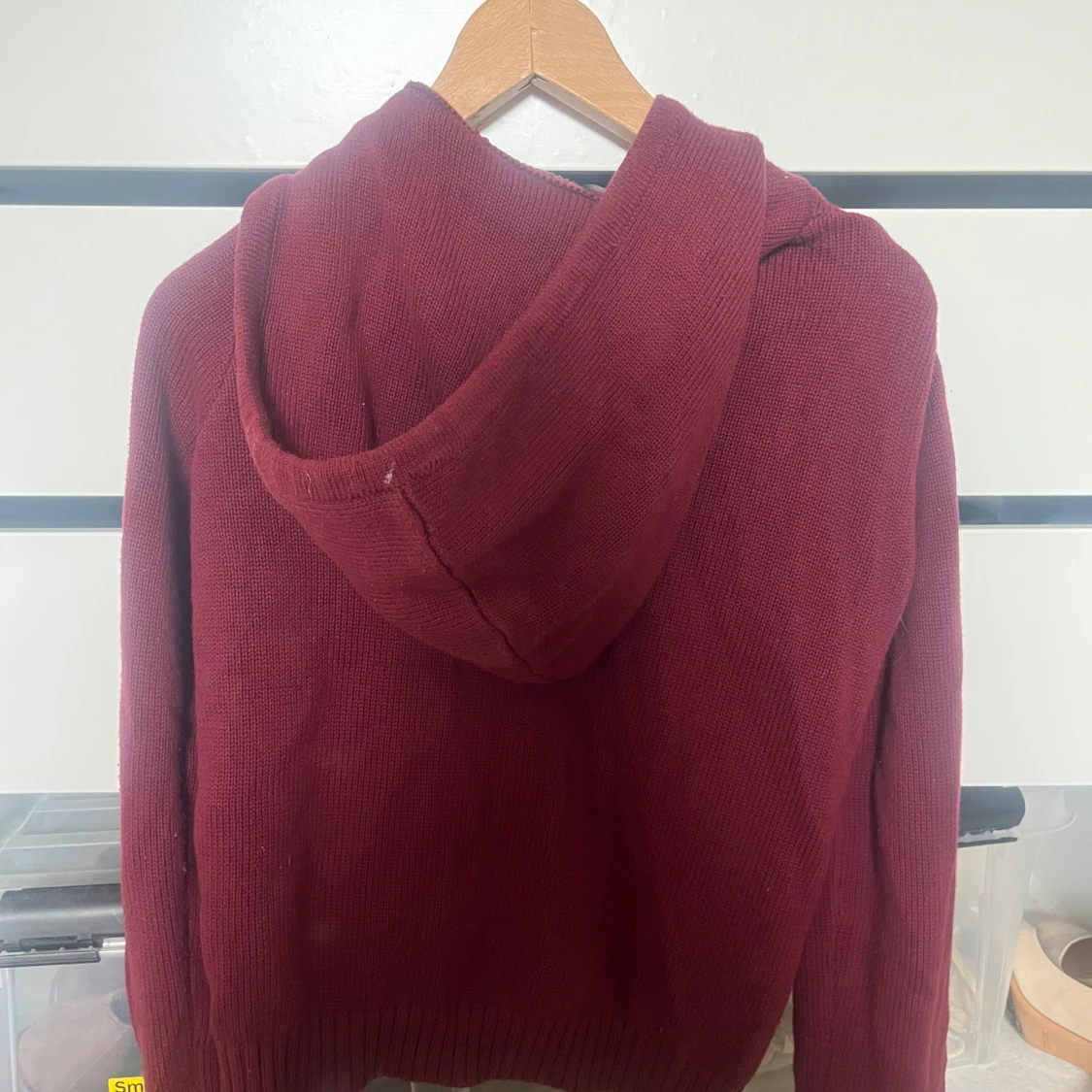 Vinröd stickad hoodie med dragkedja