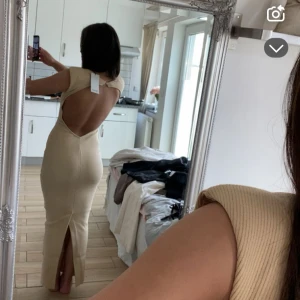 Avora.Beige ribbad långklänning med öppen rygg - Snygg beige långklänning från Avora. Med ribbad struktur och tight passform. Klänningen har en djup öppen rygg och slits baktill för extra edge. Nypris 1300.  Storlek XS. Är 161 cm lång ca. Helt ny, bara testat på