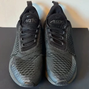 Nike air Max 270 - Tjena säljer mina snygga Nike air Max 270s i strl:39, säljer dessa för 800kr men går såklart att pruta vid snabbt och smidig affär, skorna är köpta för ungefär 4 månader sedan! Hör av er vid frågor 