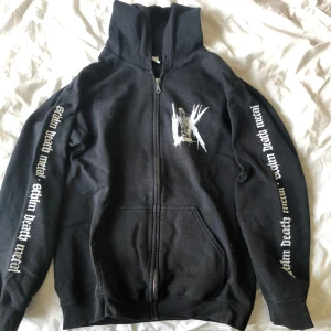 Svart LIK hoodie  - Svart LIK hoodie från Gildan med dragkedja och huva. 